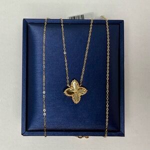 Four-Petal Flower Pendant Necklace 18"